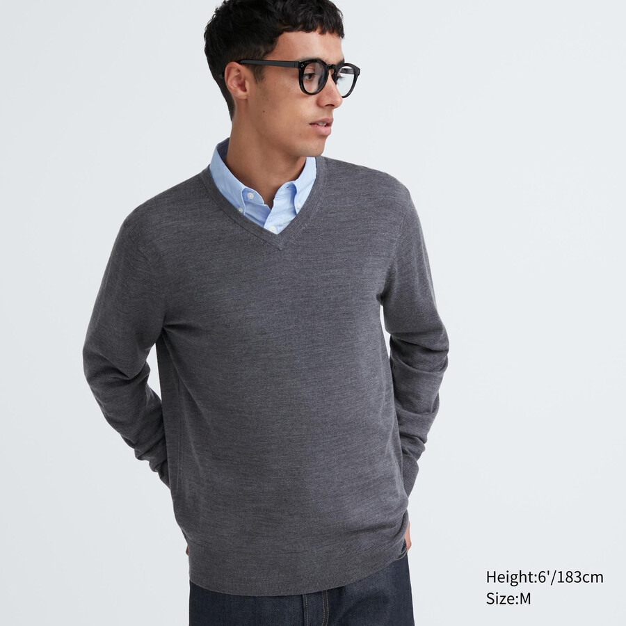 grauer uniqlo herrenpullover aus 100 extrafeiner merinowolle mit v-ausschnitt