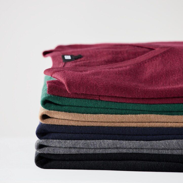grauer uniqlo herrenpullover aus 100 extrafeiner merinowolle mit v-ausschnitt