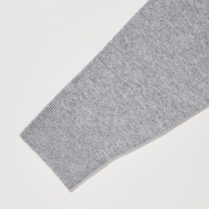 grauer uniqlo herrenpullover aus 100 merine mit v-ausschnitt