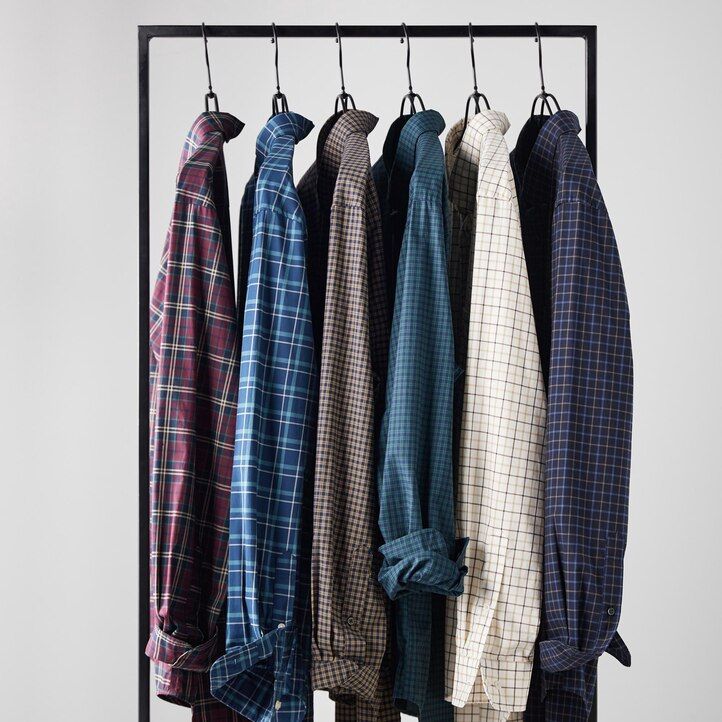 braunes uniqlo herrenhemd aus extrafeinem baumwoll-broadcloth mit karomuster regulärer passform und button-down-kragen modell „extra fine cotton broadcloth regular fit.