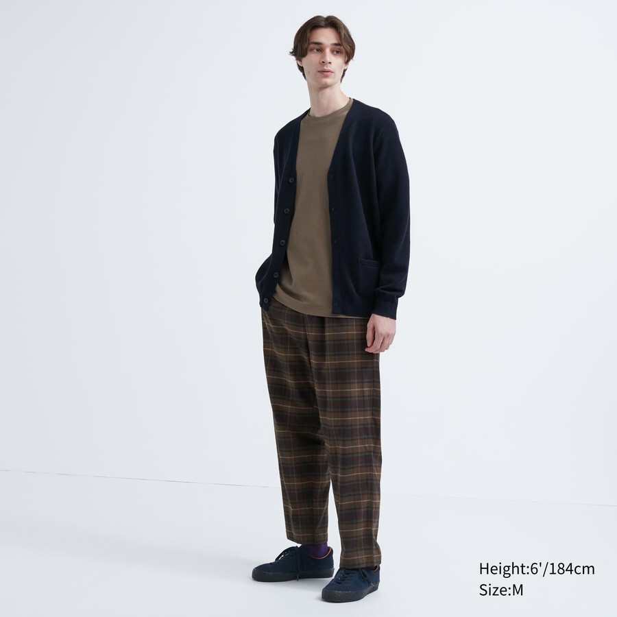 dunkelbraune herren-flanellhose von uniqlo mit schlichtem muster knöchellang