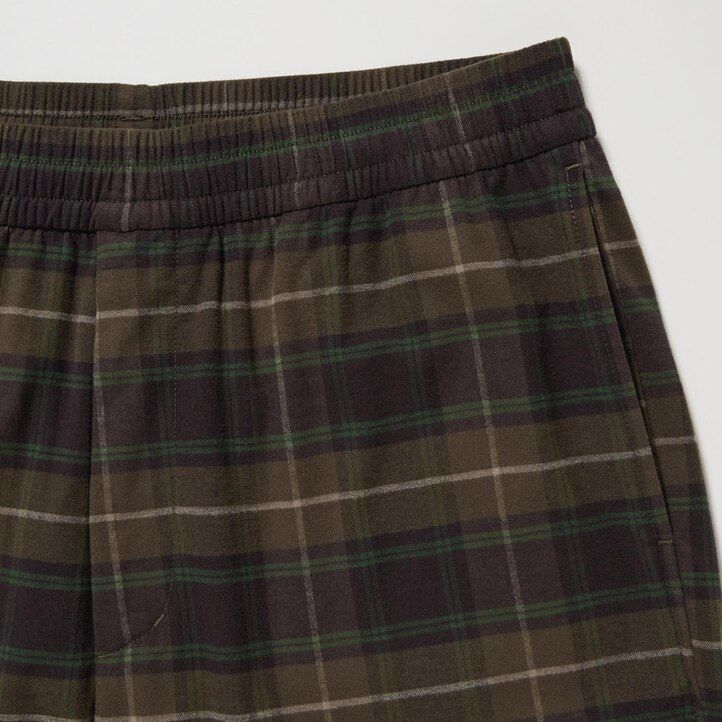 dunkelbraune herren-flanellhose von uniqlo mit schlichtem muster knöchellang
