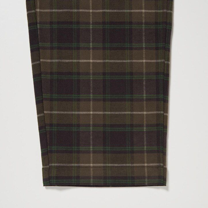 dunkelbraune herren-flanellhose von uniqlo mit schlichtem muster knöchellang