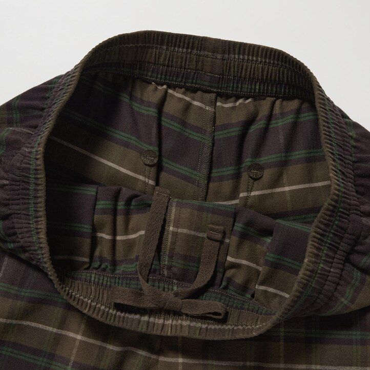 dunkelbraune herren-flanellhose von uniqlo mit schlichtem muster knöchellang