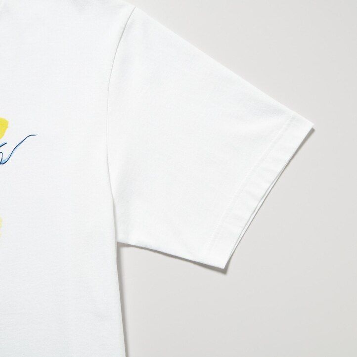 weiße damen-t-shirts von uniqlo mit dem aufdruck „frieden für alle von ines de la fressange